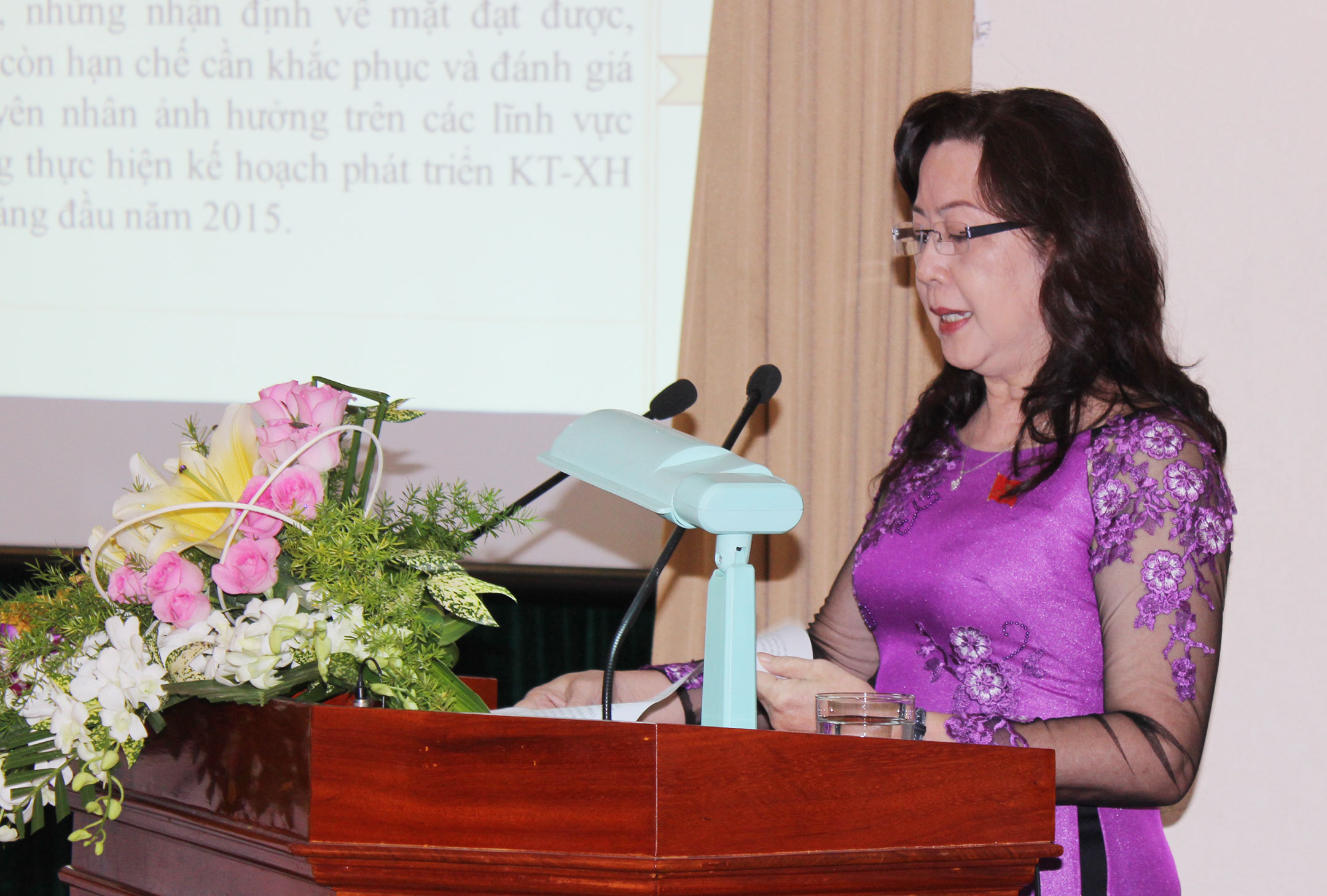 Bà Quách Ngọc Lan Trưởng ban Kinh tế - ngân sách HĐND tỉnh đọc thẩm tra tờ trình về thu chi ngân sách tỉnh