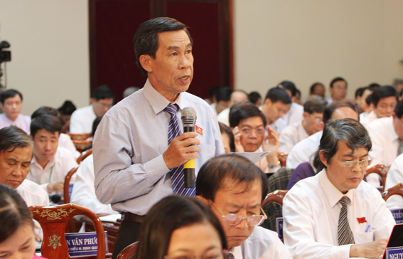 Đại biểu Trần Văn Quang, Tổ đại biểu thị xã Long Khánh, chất vấn tại kỳ họp.