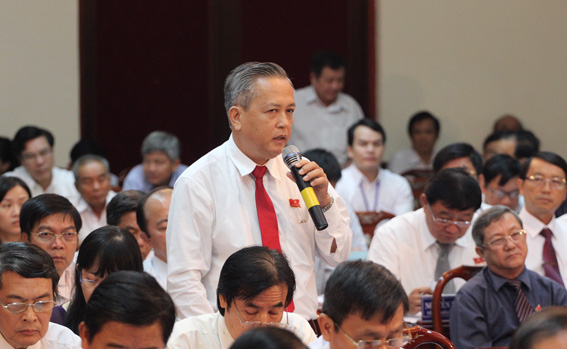 Đại biểu Huỳnh Văn Tịnh, Tổ đại biểu huyện Thống Nhất, chất vấn tại kỳ họp.