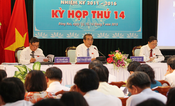 Đồng chí Trần Văn Tư, Phó bí thư thường trực Tỉnh ủy, Chủ tịch HĐND tỉnh chủ trì phiên chất vấn.