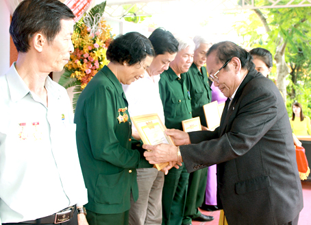 Khen thưởng các cá nhân, tập thể có thành tích xuất sắc trong hoạt động Hội Cựu thanh niên xung phong tỉnh.