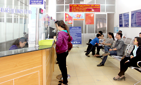 Các doanh nghiệp đăng ký thành lập mới từ ngày 1-7-2015 thủ tục đơn giản hơn trước. Trong ảnh: Đăng ký thành lập doanh nghiệp tại Phòng Đăng ký kinh doanh (Sở Kế hoạch - đầu tư).