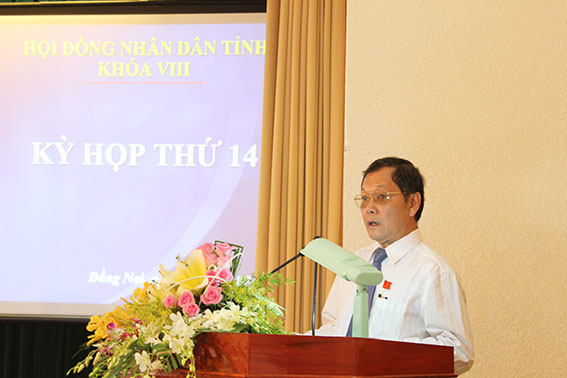 Phó chủ tịch UBND tỉnh Trần Minh Phúc giải trình tại kỳ họp HĐND tỉnh. 