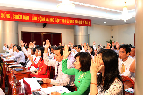 Các đại biểu HĐND tỉnh biểu quyết thông qua các nghị quyết tại kỳ họp.