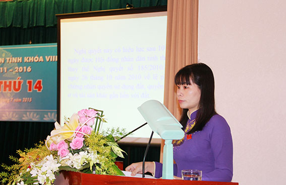 Bà Nguyễn Thị Thu Hiền, Trưởng Ban Văn hóa - xã hội thông qua nghị quyết về quy định mức thu phí thẩm định cấp quyền sử dụng đất trên địa bàn tỉnh.