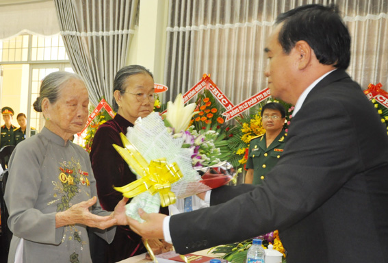 Đồng chí Bí thư Tỉnh ủy tặng hoa cho các Mẹ Việt Nam Anh hùng