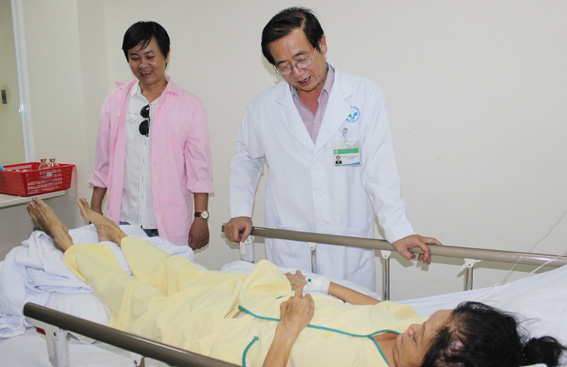 Bác sĩ Lê Đình Hùng hỏi thăm sức khỏe bà Lê Thị Cúc.