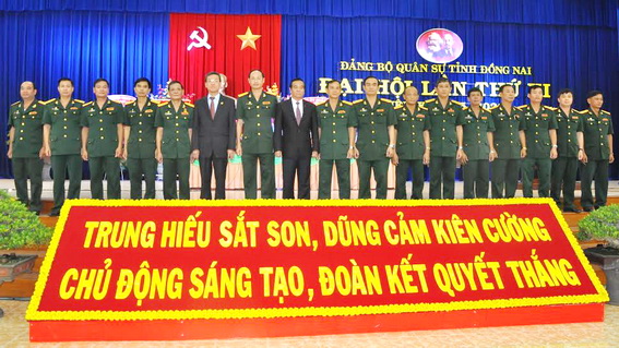 Ban chấp hành Đảng bộ quân sự tỉnh Khóa XI ra mắt Đại hội (ảnh: Đăng Tùng)