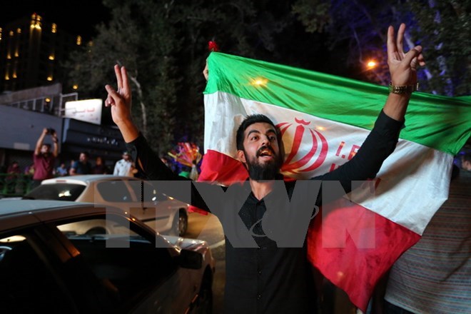 Người dân Iran hoan nghênh thỏa thuận hạt nhân lịch sử giữa Iran và P5+1. (Nguồn: AFP/TTXVN)