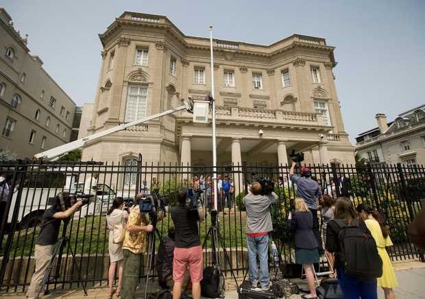 Đại sứ quán Cuba tại Washington trước lễ thượng cờ. (Nguồn: AP)