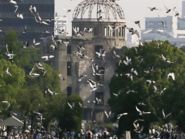 Chim bồ câu - biểu tượng của hòa bình được thả trong lễ tưởng niệm. (Nguồn: BBC)