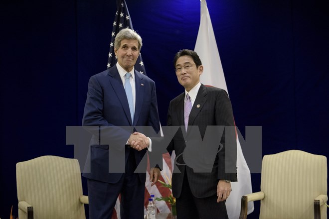 Ngoại trưởng Mỹ John Kerry (trái) và Ngoại trưởng Nhật Bản Fumio Kishida tại cuộc gặp bàn vấn đề Trung Quốc thay đổi hiện trạng tại Biển Đông. (Nguồn: AFP/TTXVN)