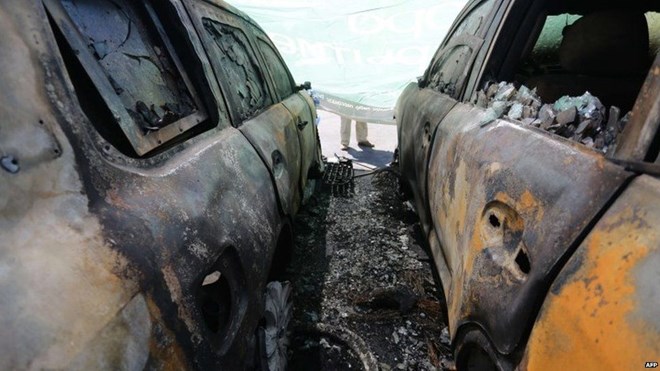 Hai trong số những chiếc xe bị bốc cháy. (Nguồn: AFP)