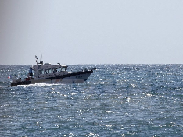 Tàu tuần tra của cảnh sát Pháp tìm kiếm ngoài khơi đảo Saint-Andre thuộc La Reunion ngày 7/8. (Nguồn: AFP/TTXVN)