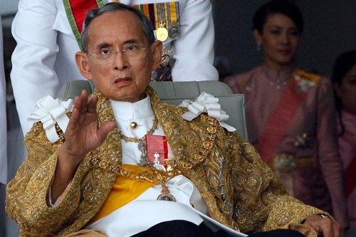 Nhà vua Bhumibol Adulyadej xuất hiện trong dịp sinh nhât lần thứ 82 năm 2009. Ảnh: Reuters.