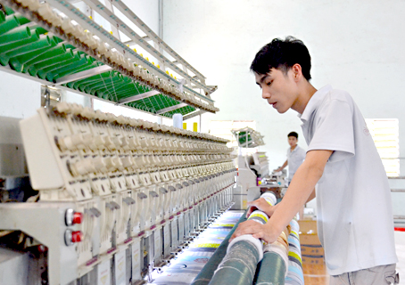 Sản xuất drap, nệm bông ép tại Công ty TNHH một thành viên Thế Linh (phường Tân Hiệp, TP.Biên Hòa).