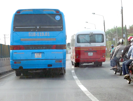 Xe khách vượt ẩu trên quốc lộ 1, huyện Trảng Bom, lấn vào làn xe 2 bánh.