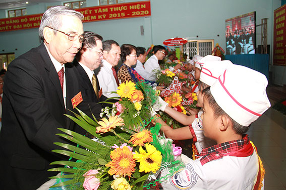 Các em thiếu nhi tặng hoa cho lãnh đạo tỉnh đến dự Đại hội