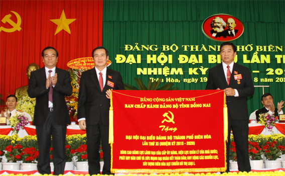 Đồng chí Bí thư Tỉnh ủy trao bức trướng cho Đảng bộ TP.Biên Hòa 