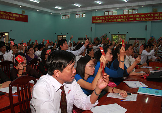 Các đại biểu biểu quyết thông qua danh sách bầu cử dự Đại hội đại biểu Đảng bộ tỉnh