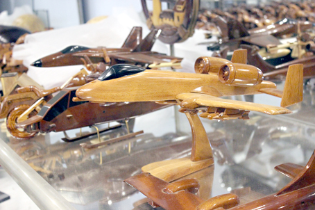 Một số mẫu máy bay mô hình tại Cơ sở gỗ thủ công mỹ nghệ Thành Nhân (Huyện Trảng Bom).