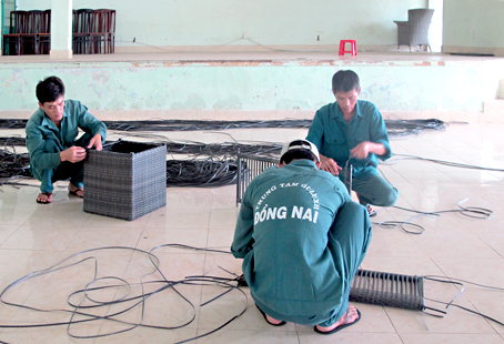 Những người cai nghiện trong giờ lao động tại Trung tâm giáo dục - lao động xã hội Đồng Nai ở xã Xuân Phú, huyện Xuân Lộc.