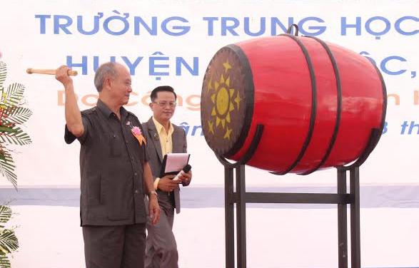 Đại tướng Phạm Văn Trà đánh trống khai giảng năm học mới
