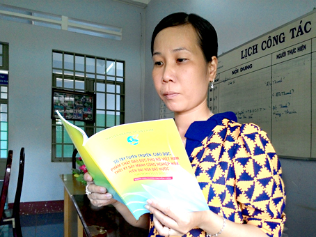 Bà Lê Thị Thanh Thủy (Chủ tịch Hội Liên hiệp phụ nữ phường Xuân Thanh, TX.Long Khánh) nghiên cứu tài liệu pháp luật trước khi đi hòa giải.
