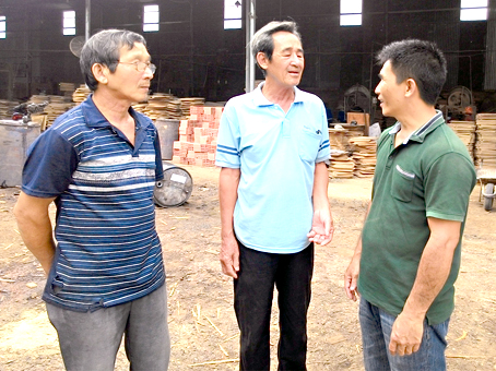 Trưởng KP.8, phường Hố Nai Nguyễn Văn Chi (giữa) vận động chủ một doanh nghiệp gỗ tại địa phương giảm bớt tiếng ồn khi sản xuất.