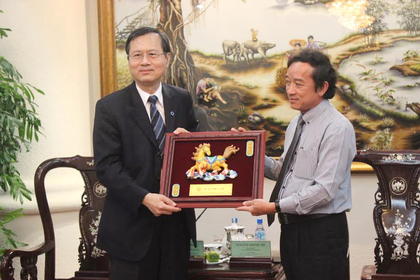 Ông Yang Kun Hsiang, Tổng giám đốc Công ty cổ phần hữu hạn Vedan Việt Nam tặng quà lưu niệm cho Phó chủ tịch UBND tỉnh Nguyễn Thành Trí.