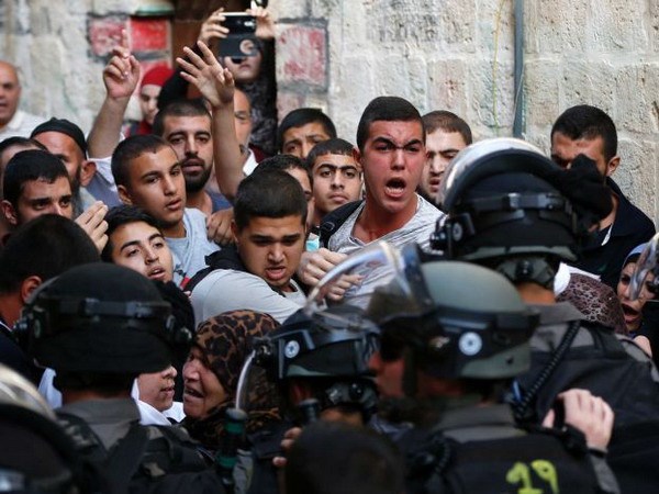 Đụng độ giữa những người Palestine và cảnh sát Israel tại Thánh đường Al-Aqsa. (Nguồn: AP)