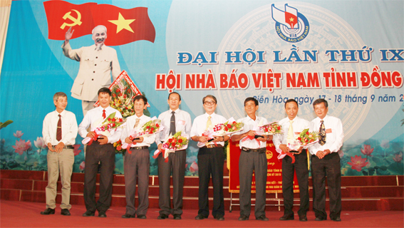 Chủ tịch và Phó chủ tịch HNB khóa IX tặng hoa cho các đại biểu không tham gia Ban chấp hành HNB tỉnh khóa mới