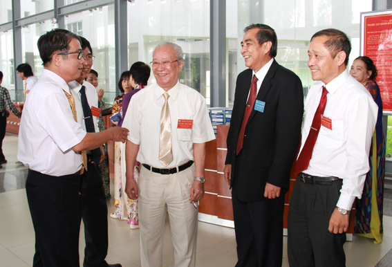 Phó Bí thư thường trực Tỉnh ủy Trần Văn Tư trao đổi với các đại biểu bên lề đại hội HNB  tỉnh 