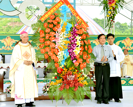Phó chủ tịch UBND tỉnh Nguyễn Thành Trí tặng hoa chúc mừng.