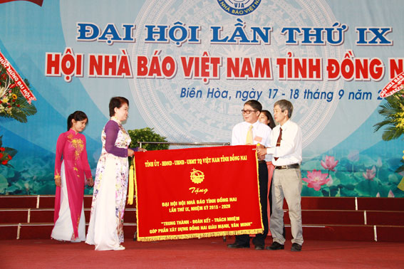 Phó bí thư Tỉnh ủy Phan Thị Mỹ Thanh trao bức trướng của Tỉnh ủy - HĐND - UBND - Ủy ban MTTQ Việt Nam tỉnh tặng Đại hội