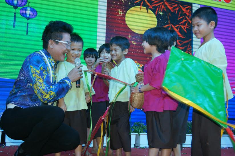 Nghệ sĩ ưu tú Thanh Bạch giao lưu với các em thiếu nhi tại Trung tâm huấn nghệ cô nhi Biên Hòa