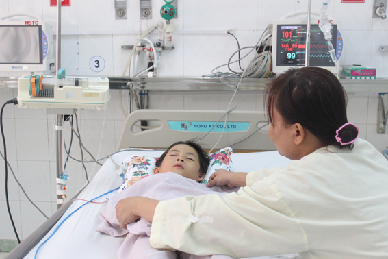 Bé Trần Quốc Bảo đang được mẹ chăm sóc tại Khoa Hồi sức tích cực - chống độc .