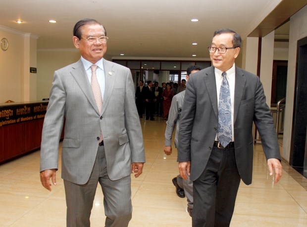 Phó Thủ tướng, Phó Chủ tịch CPP Sar Kheng (trái) và Chủ tịch CNRP Sam Rainsy tại cuộc hội đàm hồi tháng 4. (Nguồn: akp.gov.kh)