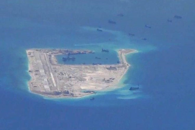 Hình ảnh máy bay do thám Mỹ chụp được hôm 21/5 cho thấy Trung Quốc đang bồi đắp trái phép ở Biển Đông. (Nguồn: WSJ)