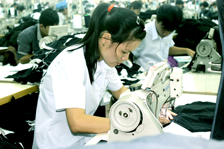 Sản xuất hàng may mặc xuất khẩu tại Công ty cổ phần tổng hợp gỗ Tân Mai ở Khu công nghiệp Biên Hòa 1 (ảnh minh họa).