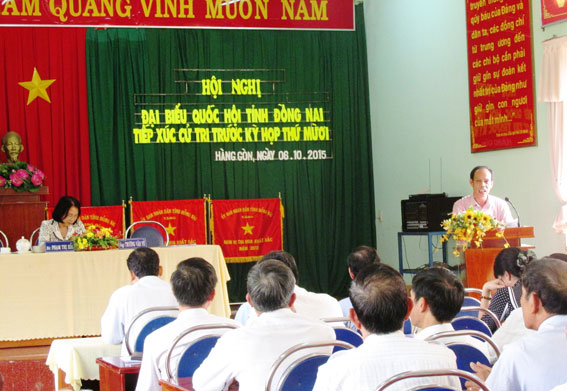 Ông Trương Văn Vở, Phó trưởng đoàn ĐBQH tỉnh giải đáp những kiến nghị của bà con cử tri xã Hàng Gòn
