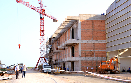 Cầu đường quận 9 được xây dựng sẽ là cơ hội để Nhơn Trạch thu hút nhà đầu tư. Trong ảnh: Một công ty đang xây dựng nhà máy tại Khu công nghiệp Nhơn Trạch 6.