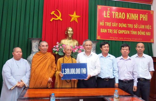 Đồng chí Huỳnh Văn Tịnh, Trưởng ban Dân vận Tỉnh ủy và lãnh đạo Ban Tôn giáo tỉnh, các sở, ngành liên quan trao kinh phí cho Ban Trị sự Phật giáo tỉnh.
