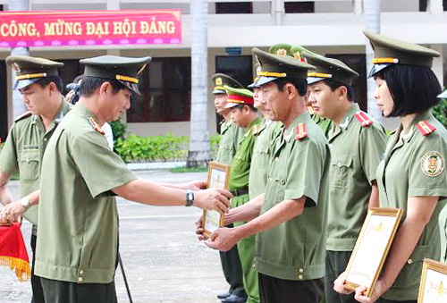 Đại tá Huỳnh Tiến Mạnh trao thưởng cho các cá nhân gương người tốt, việc tốt