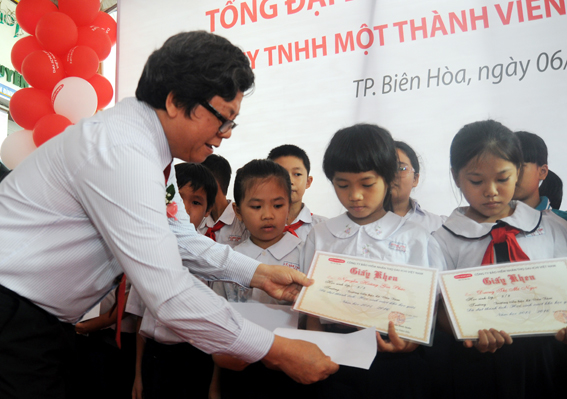 Văn phòng công ty Dai-ichi Life tại Biên Hòa trao 20 xuất học bổng cho trẻ em có hoàn cảnh khó khăn.