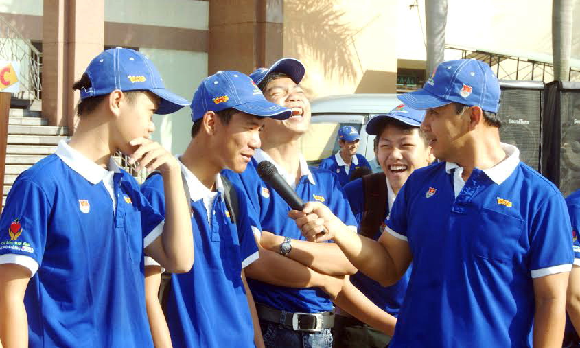 Đoàn viên, thanh niên giao lưu với MC diễn viên Quyền Linh tại lễ ra quân