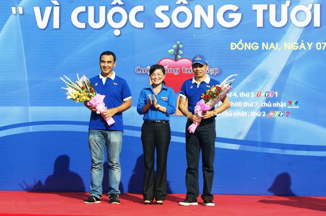 Bí thư Tỉnh đoàn Bùi Thị Bích Thủy tặng hoa nhà tài trợ và MC diễn viên Quyền Linh