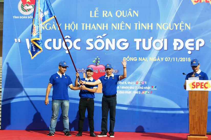Nhà tài trợ và MC diễn viên Quyền Linh trao cờ xuất quân cho đại diện đoàn viên, thanh niên