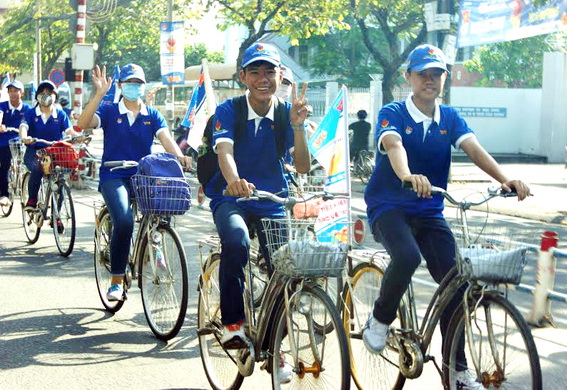 Đoàn viên, thanh niên diễu hành bằng xe đạp trên một số tuyến đường của TP. Biên Hòa