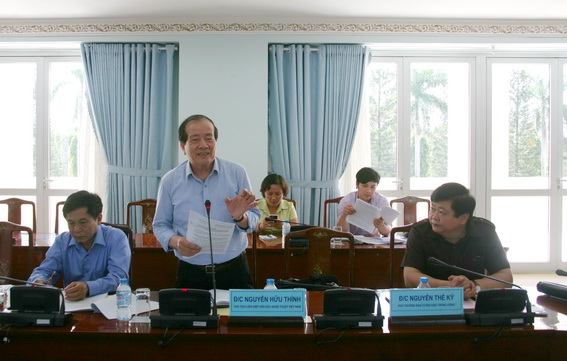 Nhà thơ Hữu Thỉnh, Chủ tịch Liên hiệp các Hội Văn học, nghệ thuật Việt Nam phát biểu trao đổi với lãnh đạo tỉnh Đồng Nai